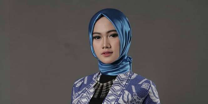 Pesona Ana Lestiana, Hijabers Viral Makan Lampu Neon