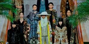 Kekuatan Motif Batik dalam Busana Modest Wear Iwan Tirta