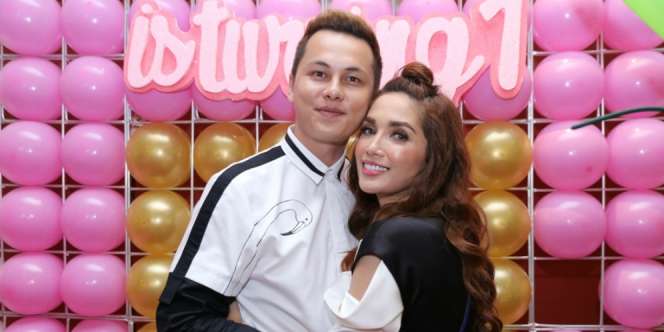 Detik-detik Bayi Ussy dan Andhika Naik Tangga Sendiri dan...