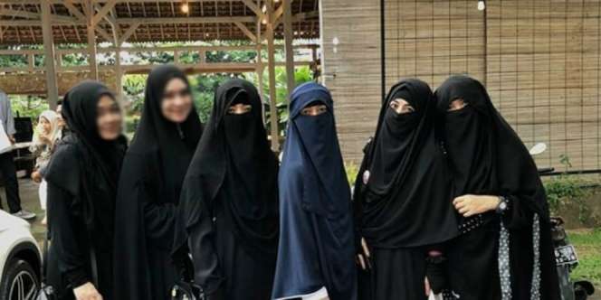 Selain Istri Virgoun, Ini Deretan Artis yang Juga Bercadar