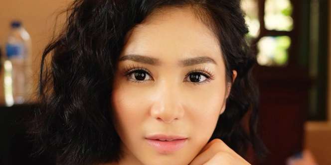 Intip Gaya Rambut dan Riasan Natural Bunga Zainal, Manglingi!