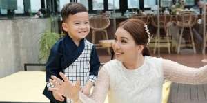 Manisnya Putra Tya Ariestya Temani Sang Ibu Salat