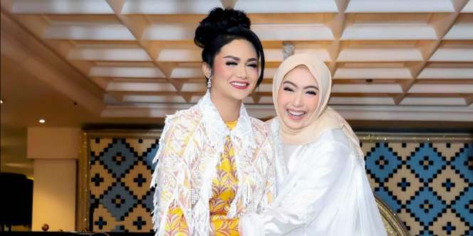 KD Jualan Baju Jelang Lebaran, Intip Keglamoran Desainnya!