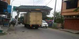 Truk Bawa Kabur Gapura Ini Jadi Viral, Kok Bisa?