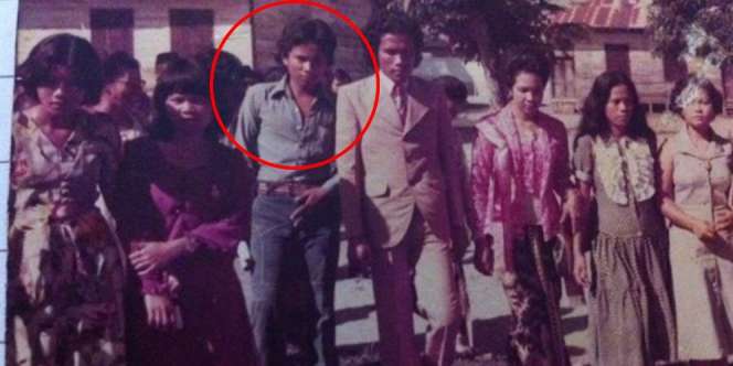 Salah Satu Pria di Foto Ini Ternyata Pengacara Tajir Melintir