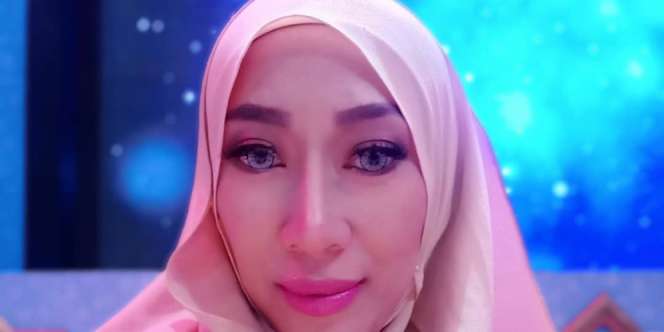 Berhijab, Dewi Sanca Bikin Netizen Terpesona