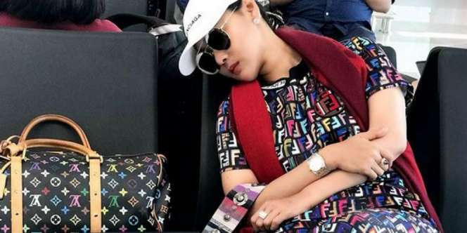 Tidur Berbalut Barang Branded di Kursi Bandara, Siapa Dia?