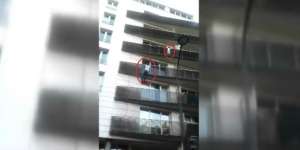 'Spiderman Muslim' Selamatkan Balita yang Hampir Jatuh