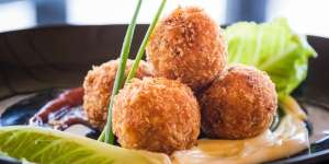 Menu Sahur Bola Nasi Keju, Bikinnya Mudah & Rasanya Lezat