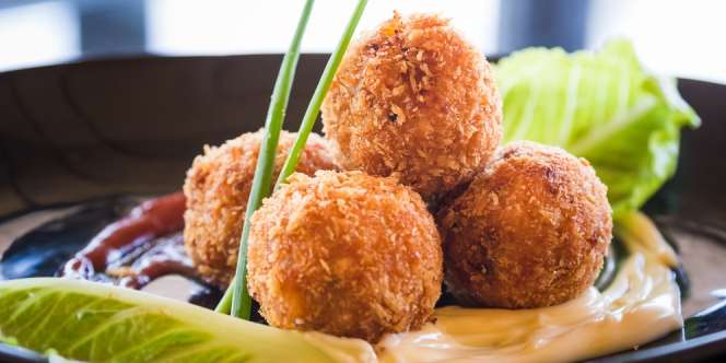 Menu Sahur Bola Nasi Keju, Bikinnya Mudah & Rasanya Lezat