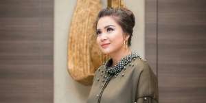 Pilihan Modest Dress Bertubuh Curvy ala Putri Titian