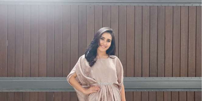 Lantunkan Sholawat, Kaki Ayu Ting Ting Jadi Sorotan