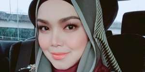 2 Bulan Usai Melahirkan, Penampilan Siti Nurhaliza Memukau!