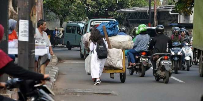 Buntuti Ibu-ibu Pembawa Gerobak Sampah, Siapa Bocah Ini?