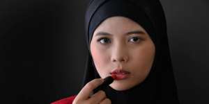5 Tips Memakai Lipstik Matte Agar Hasil Lebih Sempurna