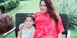 Gaya Putri Audy-Iko Uwais Tiru Sholawat Sabyan Gambus, Gemas!