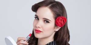 Selain Bibir, Ini 5 Kegunaan Lipstik Buat Makeup