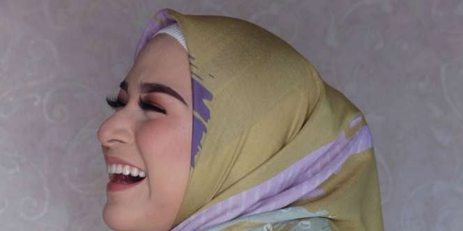 Menikah dan Berhijab, Kecantikan Artis Ini Buat Hati Berdebar