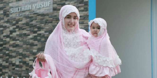 Inspirasi Tampil Kompak Ibu dan Anak Ala Adelia Pasha