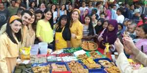 Keseruan Titi Kamal Berburu Takjil, Rela Blusukan ke Kaki Lima