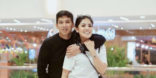 Berjongkok Ikat Tali Sepatu Istri, Ini Kata Suami Nindy Ayunda