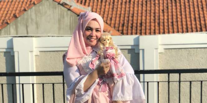 Bak Berbie Berhijab, Astrid Kuya Bergaya Lolita Harajuku Style