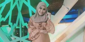 Busana Sentuhan Earth Tone ala Ayu Ting Ting, Pas Buat Lebaran