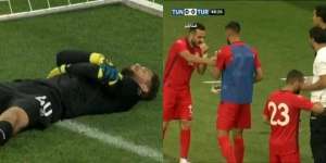 Aksi Unik Kiper Pura-pura Cedera Agar Rekannya Bisa Berbuka