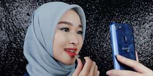 Langkah Tepat Touch Up Makeup agar Wajah Kembali Fresh