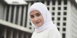 Pesona Prilly Latuconsina dalam Balutan Hijab Putih