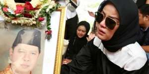 Sebelum Dimakamkan, Ini Momen Haru Olla Ramlan Temani Ayahnya