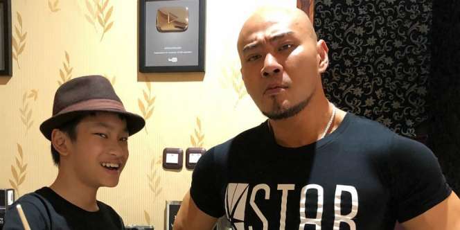 Putranya Jadi Lulusan Terbaik, Deddy Corbuzier Terharu