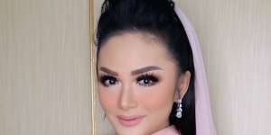 Foto KD Bareng Mayangsari, Belakangnya Bikin Salfok