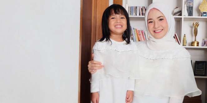 Tampil Stylish Saat Lebaran dengan Outfit Putih ala Selebritis