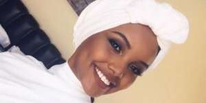 Makeup Lebaran Buat Kulit Sawo Matang ala Halima Aden