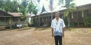 Pengabdian Pak Bambang, Guru Tunggal di SD 006 Sungai Danai