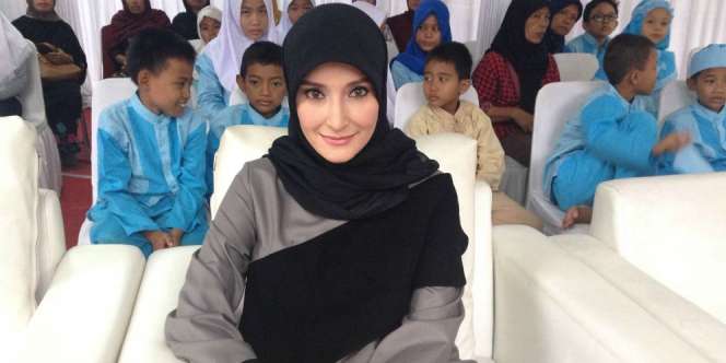 Inneke Koesherawati Sholat Id di Penjara