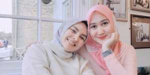 Koleksi Scarf 6 Desainer, Buat Tampil Manis Saat Lebaran