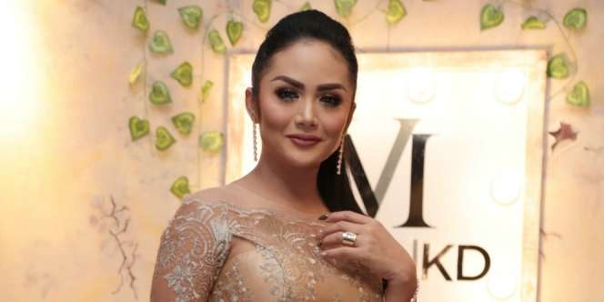 Gelar Arisan, Aksi Putri KD Sawer Uang Bikin Heboh