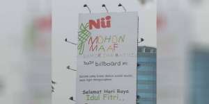 Billboard Iklan Minuman Jadi Viral, Isinya Kocak Banget