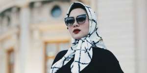 Tampil Cetar Membahana dengan Scraf ala Syahrini