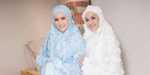 Tren Lebaran, Mukena Cantik ala Adelia Pasha & Nina Zatulini