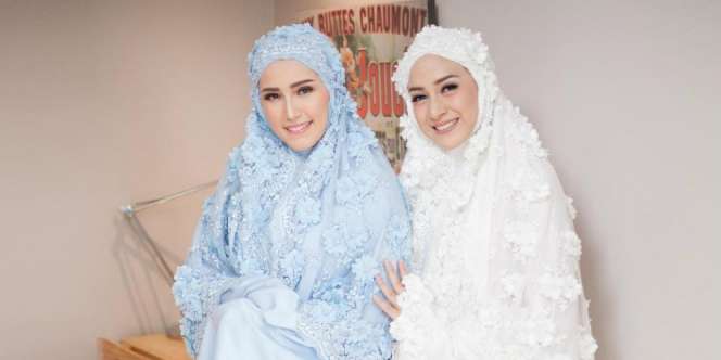 Tren Lebaran, Mukena Cantik ala Adelia Pasha & Nina Zatulini