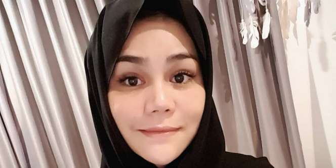 Penampilan Berhijab DJ Butterfly Dikritik, Lihat Bawahannya