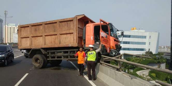 Truk Sampah Nyaris Terjun dari Jalan Tol