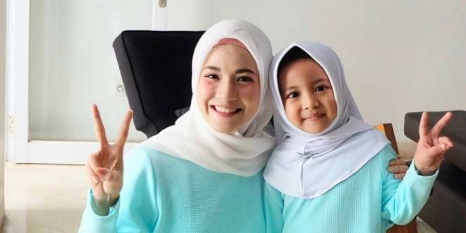 Gaya Kembar Artis dan Putrinya, Cocok Ditiru Buat Lebaran!