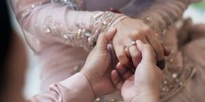 Cara Ngeles Elegan Saat Ditanya `Kapan Nikah` Pas Lebaran