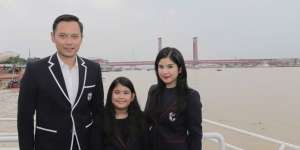 Foto Keluarga, Baju Putri Annisa Pohan Bikin Penasaran