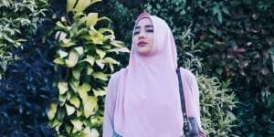 Pilihan Khimar Manis ala Cindy Fatika Sari