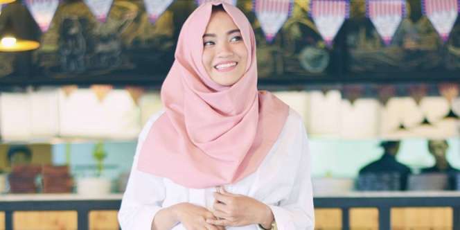Intantya Putrie: Kemeja & Celana Denim, Pilihan Outfit Santai